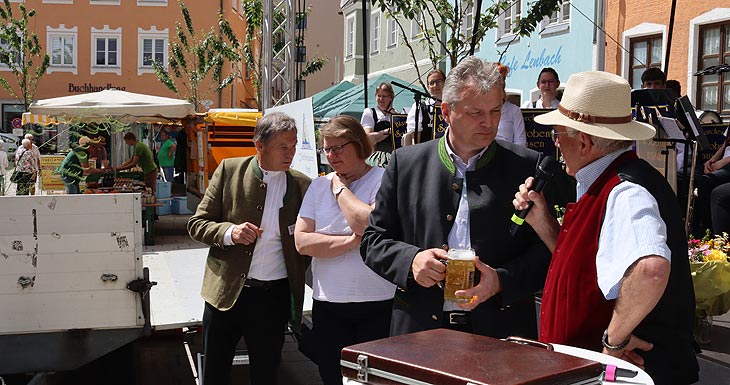 Staatssekretär Roland Weigert im Gespräch mit Moderator Klaus Benz, im Hintergrund Peter Strobl, Geschäftsführer Spargelerzeugerverband Südbayern und Claudia Westner, Vorsitzende des Erzeugerverbands Südbayern (©Foto. Martin Schmitz)
